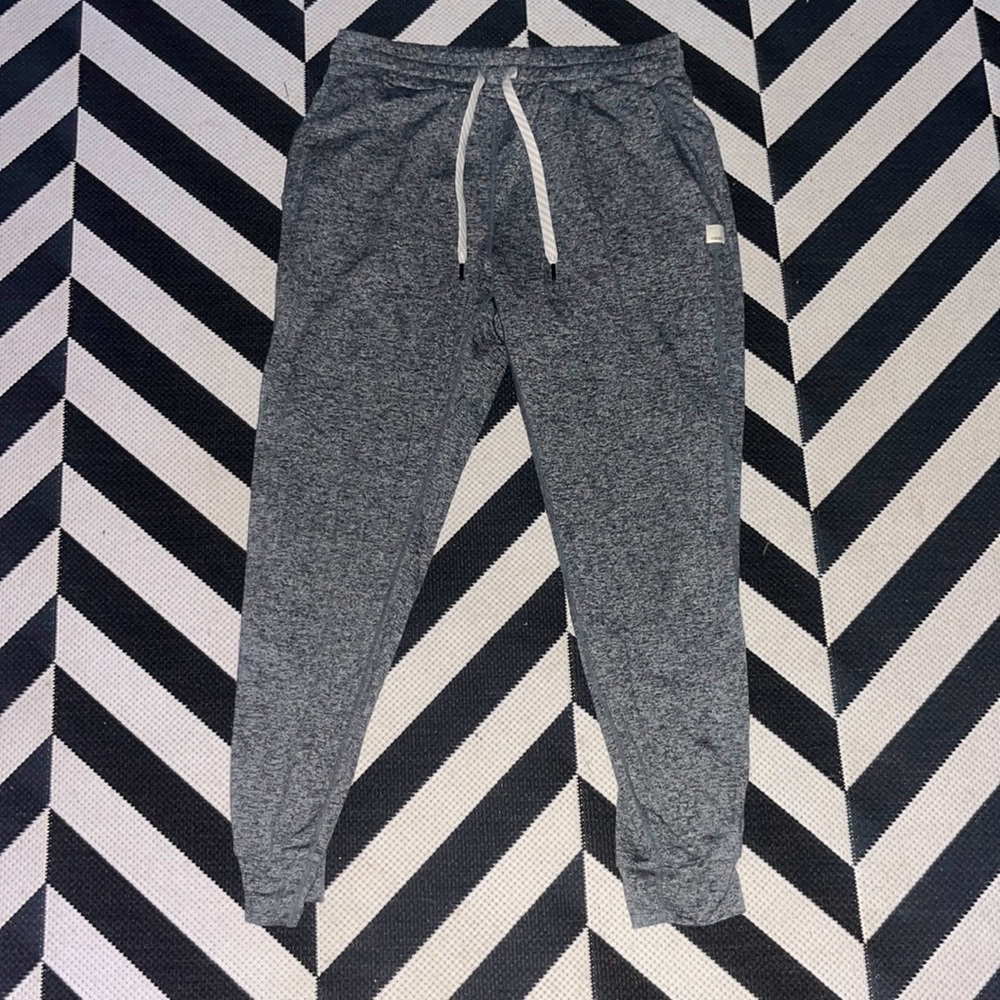 Vuori sweats small